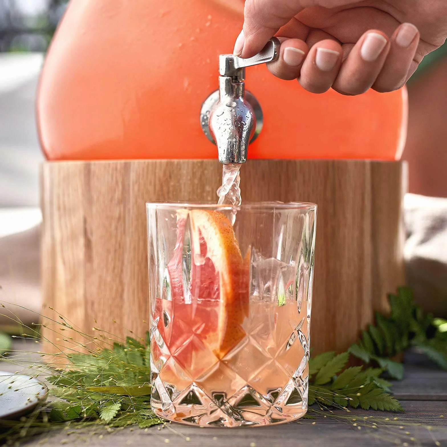 SPRINGLANE Glas Getränkespender 5,5 L Gloria mit Edelstahl-Zapfhahn & Ständer aus Gummibaumholz, Limonaden-Spender, Vintage Design Mason Jar