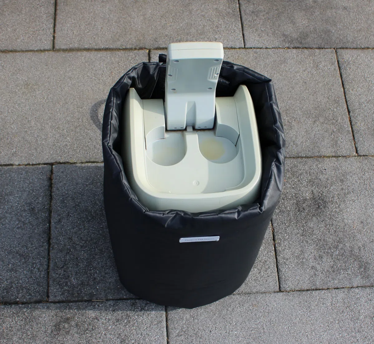 Premium PRO Design Whirlpool Pumpenabdeckung - 5cm Dicke Thermo-Schutzhülle für Heizpumpen (z.B. kompatibel mit Lay-Z-Spa) - Wetterfest, Frostschutz, Lärmschutz & Energiesparend (136cm Airjet)