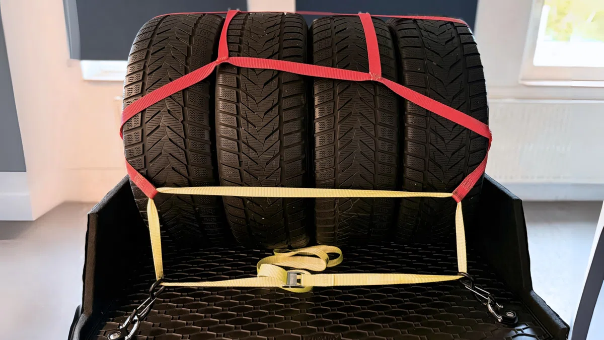 Reifennetz für den sicheren Transport von Kompletträdern im Kofferraum