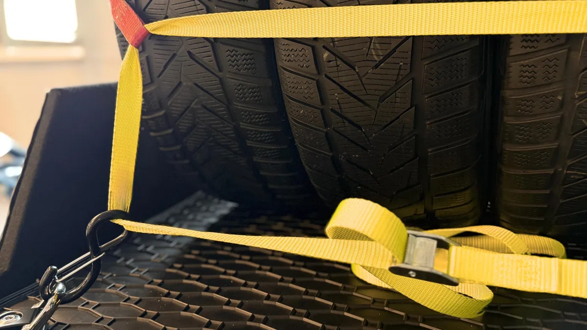 Reifennetz für den sicheren Transport von Kompletträdern im Kofferraum